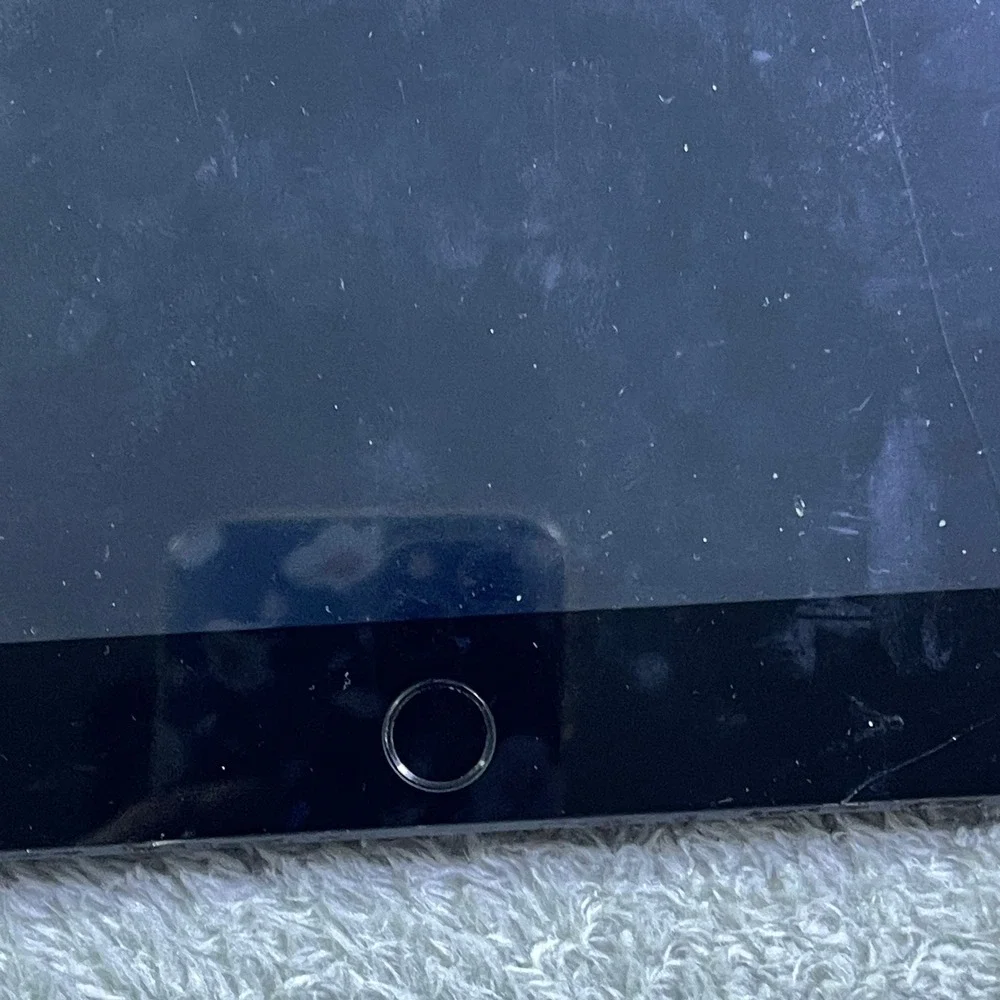 Apple iPad 7th Gen Black WiFi Cracked Screen For Parts Repair Only‎ Not Working